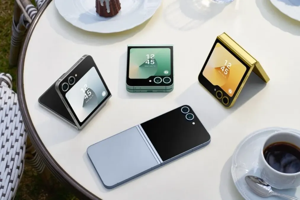 Samsung Galaxy Z Flip 6 je inovatívny skladací smartfón s vysokým výkonom, kvalitným 6,7-palcovým AMOLED displejom a zvýšenou odolnosťou. Jeho cena 1199 eur a hrúbka 14,9 mm v zatvorenom stave sú nevýhodami, rovnako ako pomalšie nabíjanie batérie. Celkovo však ponúka skvelý dizajn a funkcionalitu.