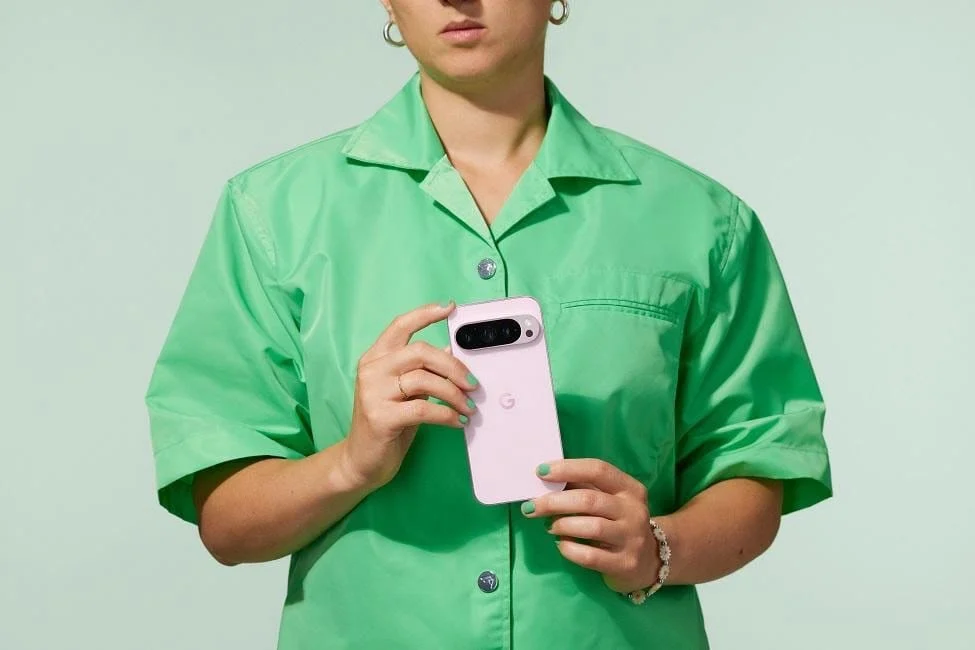 Google Pixel 9 Pro je špičkový smartfón s elegantným dizajnom, výkonným procesorom Google Tensor G4 a vynikajúcim 6,3-palcovým OLED displejom. Jeho trojitý fotoaparát poskytuje výnimočnú kvalitu fotografií a videí. S dlhodobou podporou aktualizácií a skvelou výdržou batérie je ideálnou voľbou pre náročných používateľov hľadajúcich spoľahlivý a moderný smartfón.