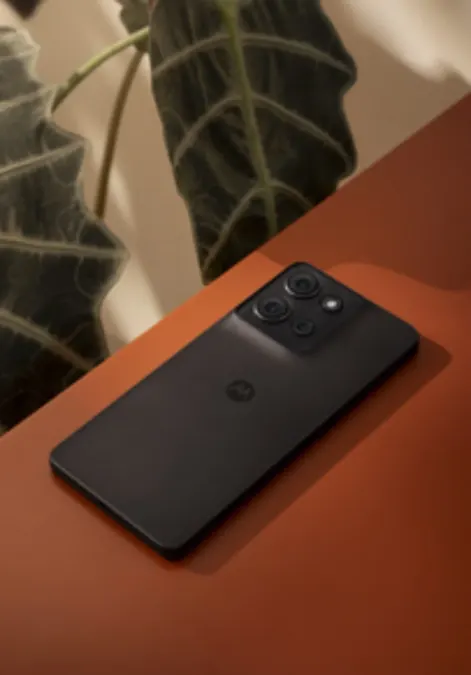 Motorola Moto G75 je smartfón strednej triedy s výkonným Snapdragon 6 Gen 3 a 8 GB RAM. Veľký 6,78-palcový displej s 120 Hz obnovovacou frekvenciou poskytuje plynulý obraz. Kvalitné fotoaparáty a dlhá výdrž batérie 5000 mAh potešia náročných používateľov. Odolnosť IP68 pridáva na hodnote.